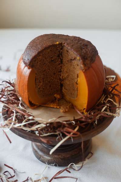 bake-a-cake-inside-pumpkin