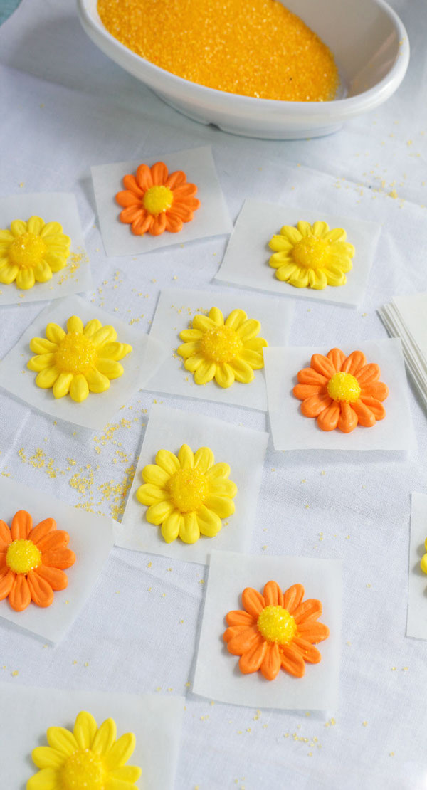 How-to-make-a-Simple-Icing-Daisy-via-www.thebearfootbaker.com_