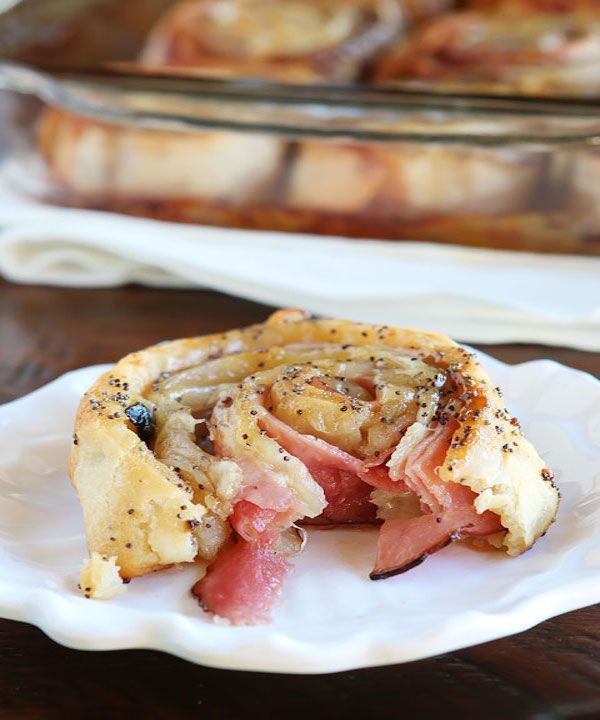 Brown-Sugar-Poppyseed-Hot-Ham-Cheese-Party-Rolls-Buns-Roll-Ups