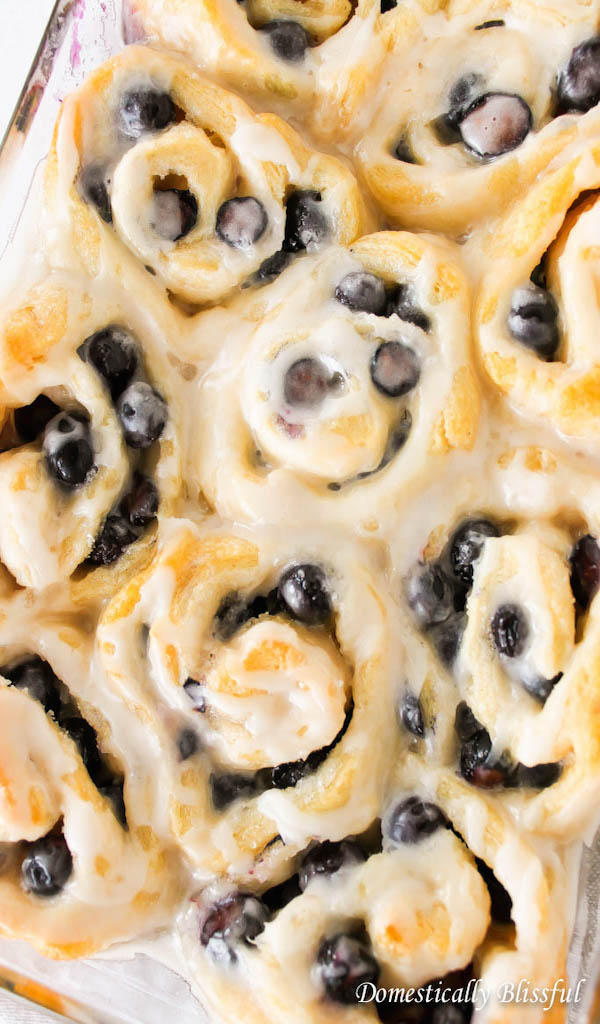 Quick-and-Easy-Sweet-Rolls-with-Blueberries