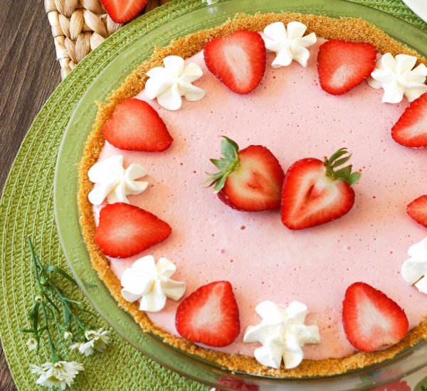 strawberry lemonade ice cream pie