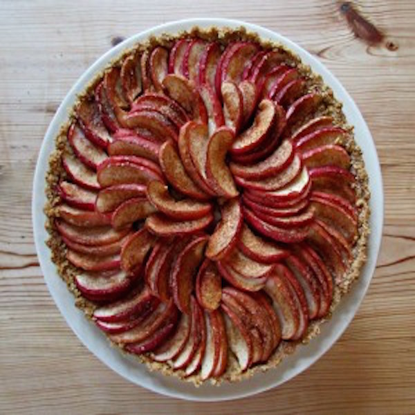 Amaretti-Apple-Tart-ready-to-serve