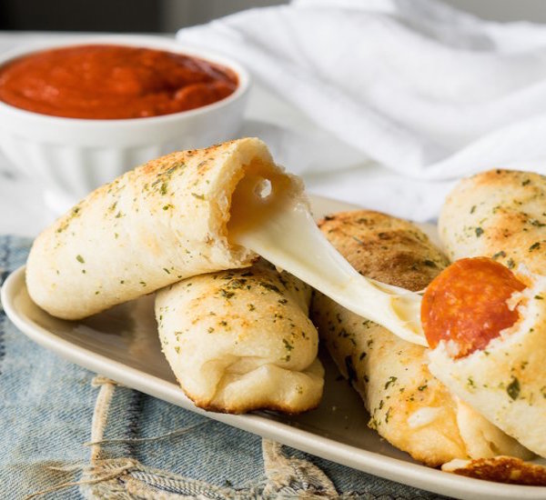 cheesy pepperoni pizza sticks