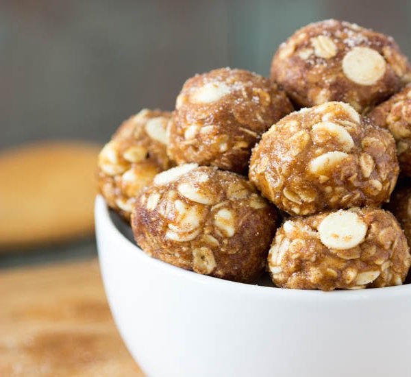 white chocolate cinnamon roll bites