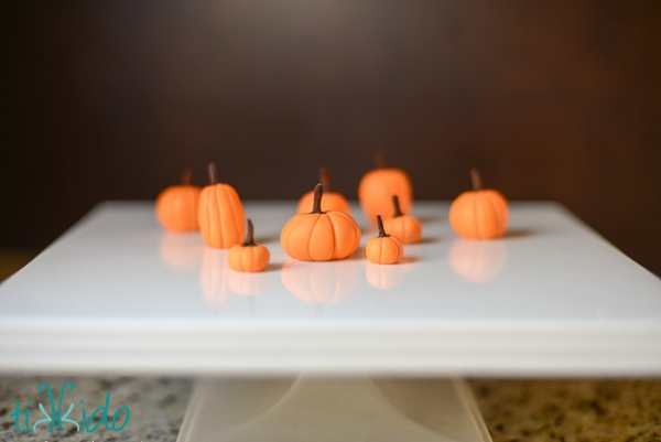 gumpaste-pumpkin-tutorial-5