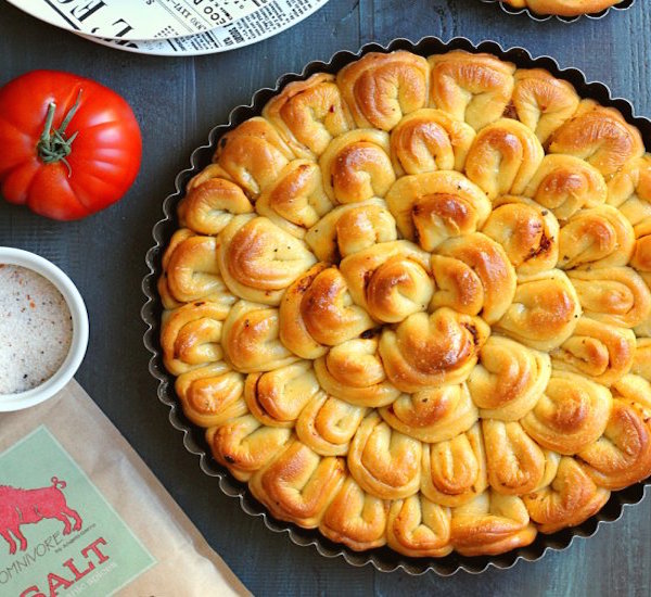 pinot grigio and sun-dried tomato pesto pull-apart bread