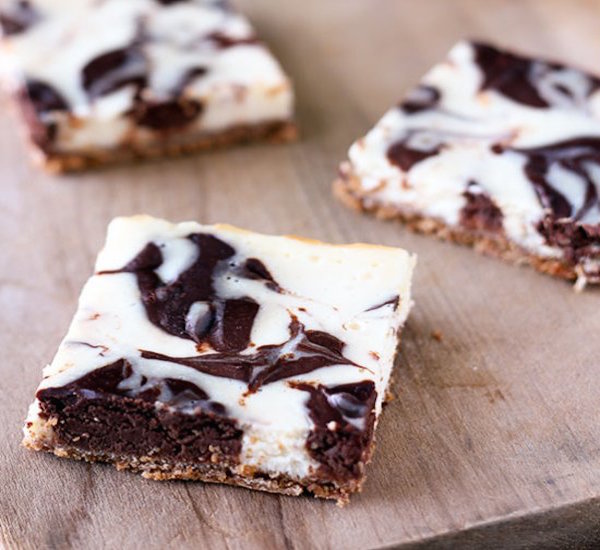 skinny chocolate swirl cheesecake bars