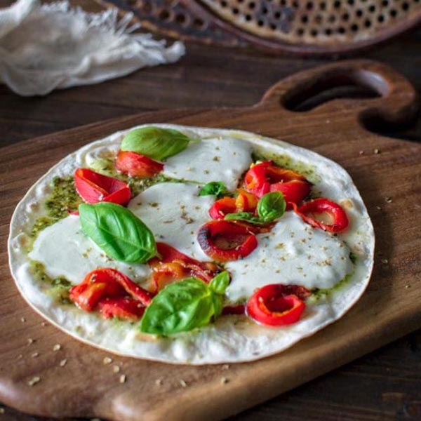 5 min tortilla pizza with roasted peppers