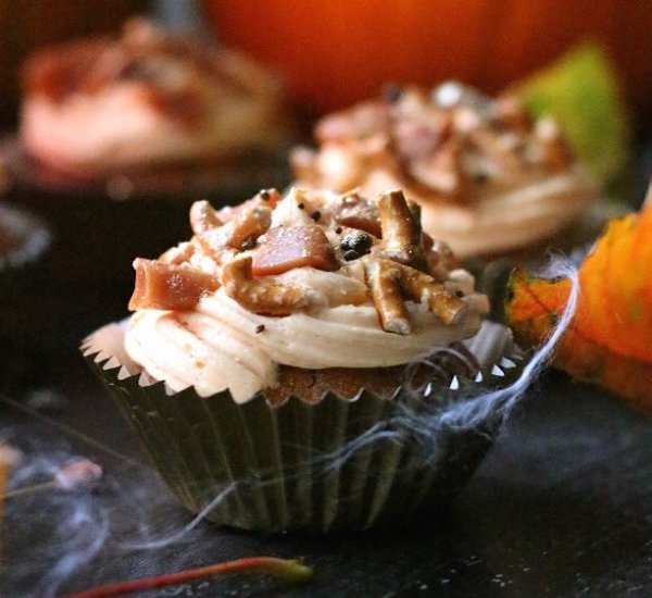 butterbeer and pumpkin cupcakes