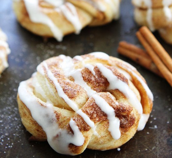 easy cinnamon roll knots