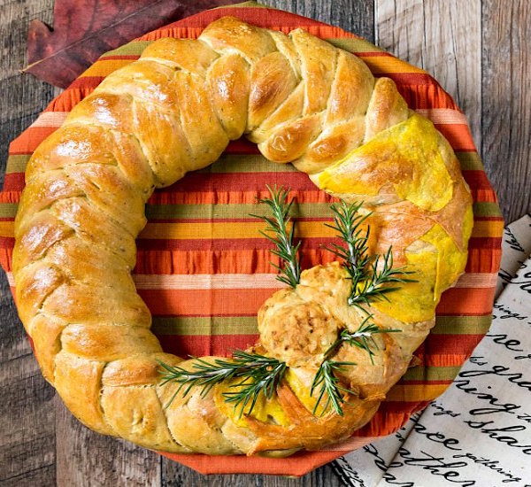 thanksgiving wreath bread centerpiece