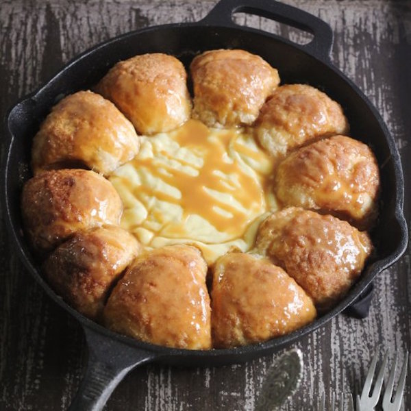 cinnamon skillet bread with warm cheesecake dip