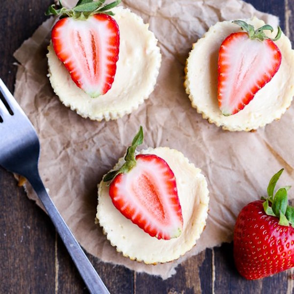 greek yogurt cheesecake with granola crust