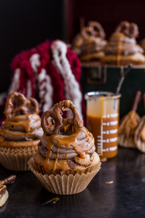 Death-By-Butterbeer-Cupcakes-w-Treacle-Butter-Frosting-Chocolate-Covered-Pretzels