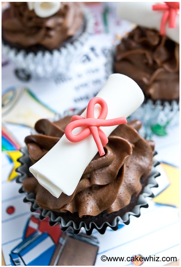 how-to-make-graduation-diploma-cupcakes