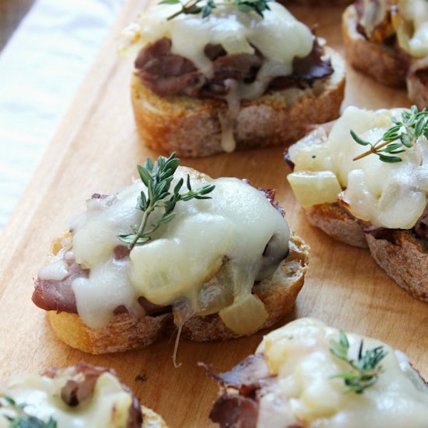 philly cheesesteak crostini