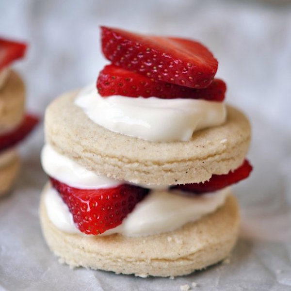 shortbread with strawberries & yogurt