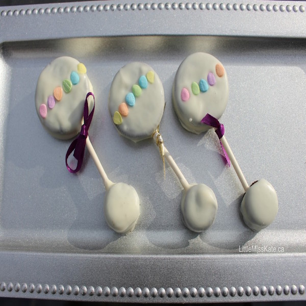 Baby-Shower-Dessert-Ideas-Baby-Rattle-Oreo-Pops