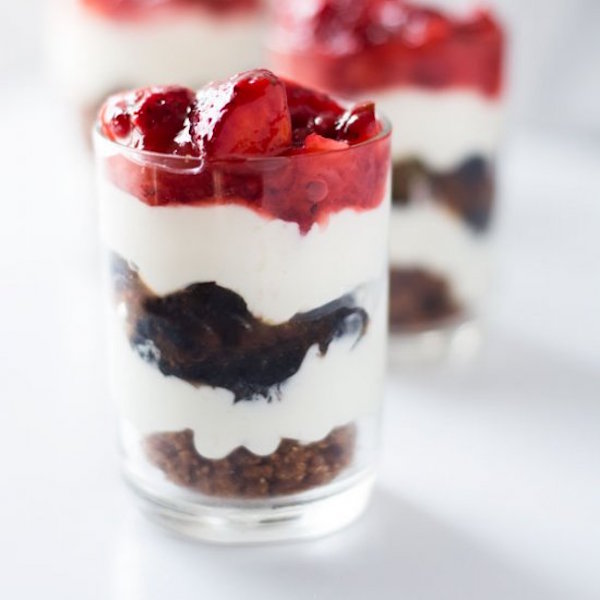 berry cheesecake shooters with pie crumble