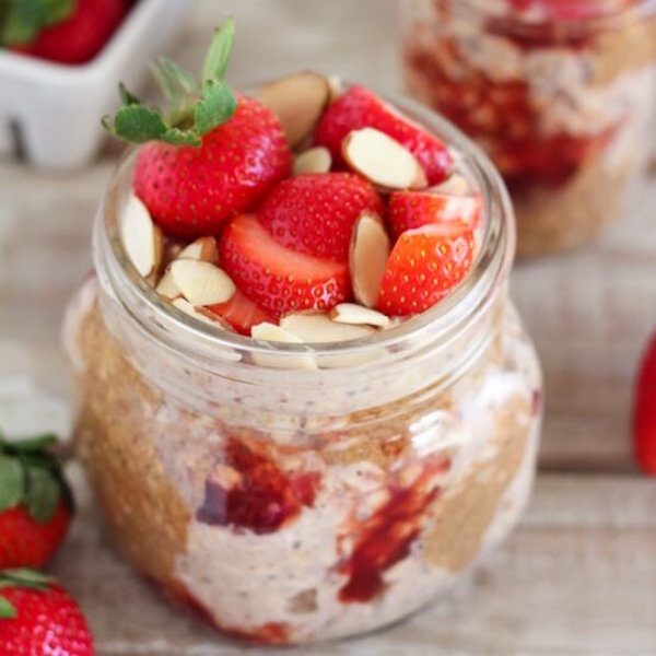 almond strawberry overnight oats